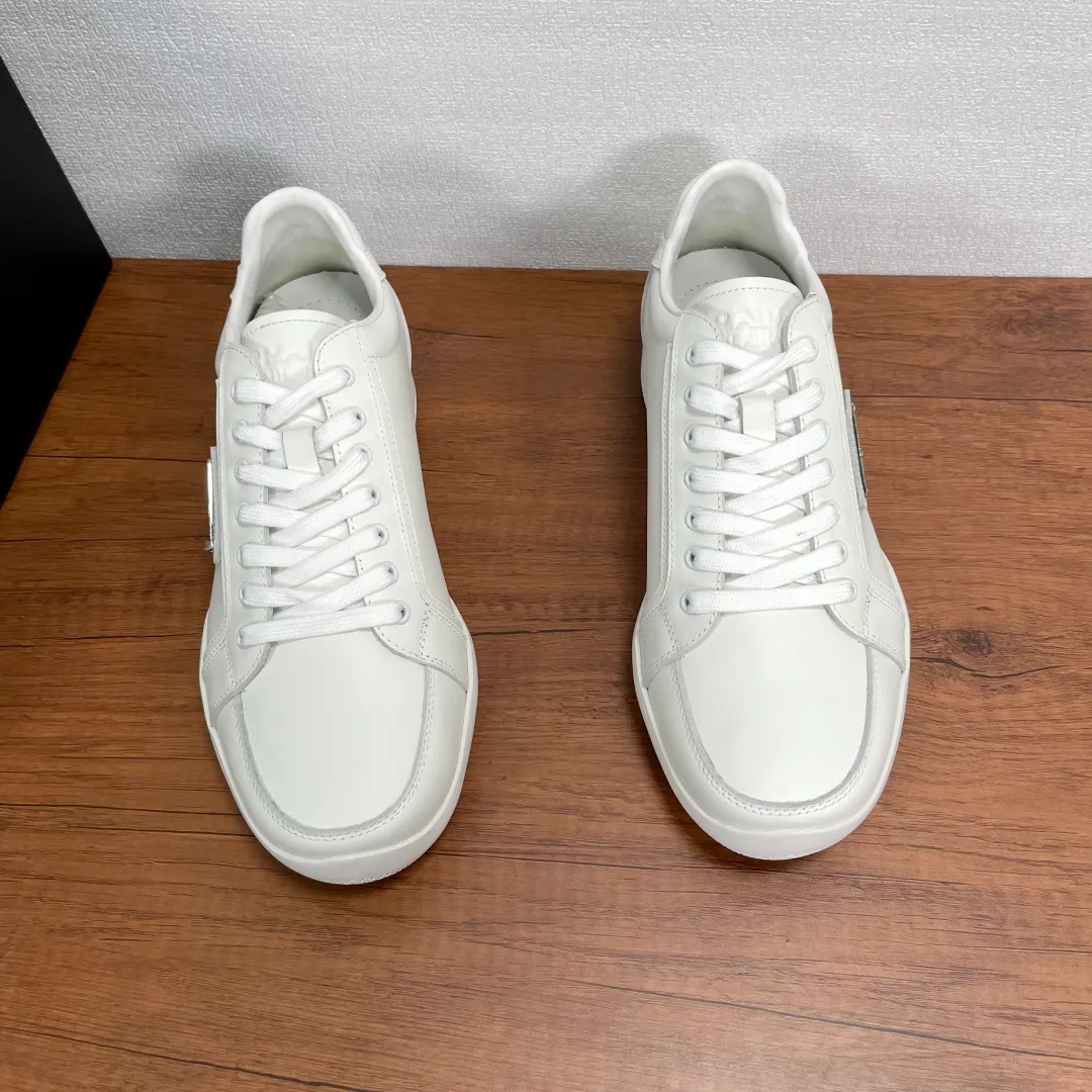💰720 Code: YS003342 Prada/Prada men’s new leather sneakers. This sneaker is made of imported calf leather and is inspired by classic aesthetic concepts. The tongue is decorated with the recognizable P RADA MILANO embossed logo, the outside is decorated with the classic triangular metal enamel logo, and the all-metal enamel eyelets further enhance the style. Equipped with 3.5cm iconic red label lightweight elastic rubber soles, fabric and cowhide mixed lining, and silk-printed logo cowhide foot pads. The style is versatile and durable, comfortable and breathable, and comes with a full set of original packaging dust bags! Code number: 39-40-41-42-43-44 standard leather shoe code (45 can be customized but returns and exchanges are not supported) Item number: 2EE768 white